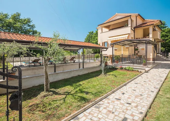 3 Bedroom Cozy In *