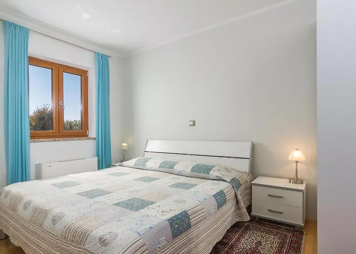 아파트 3 Bedroom Cozy In 포레치