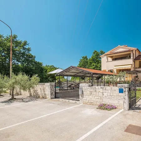 Apartamento 3 Bedroom Cozy In *