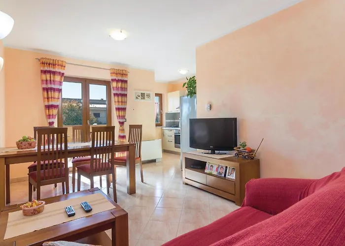 아파트 3 Bedroom Cozy In 포레치