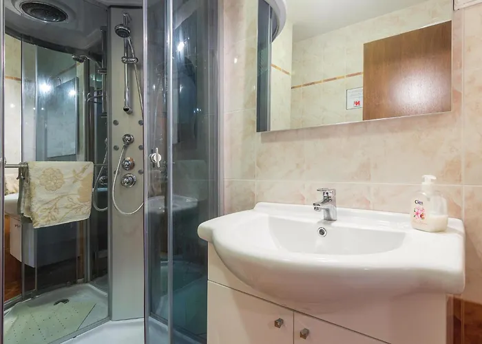 3 Bedroom Cozy In 포레치