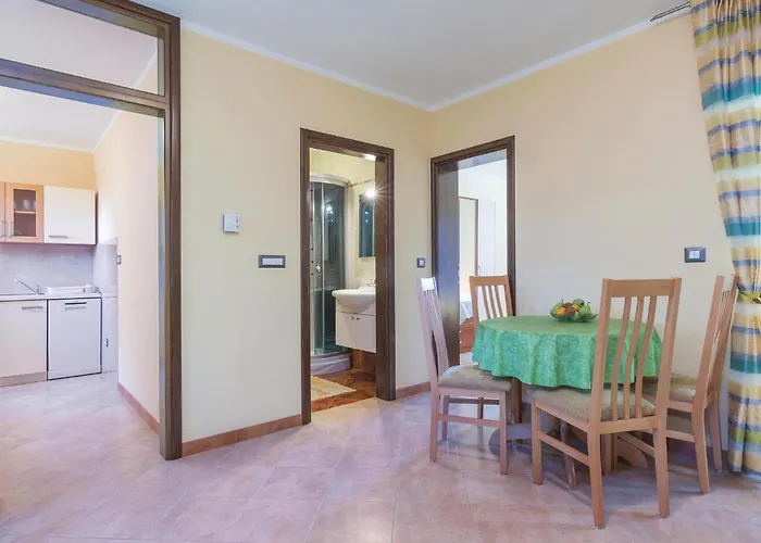 3 Bedroom Cozy In 포레치