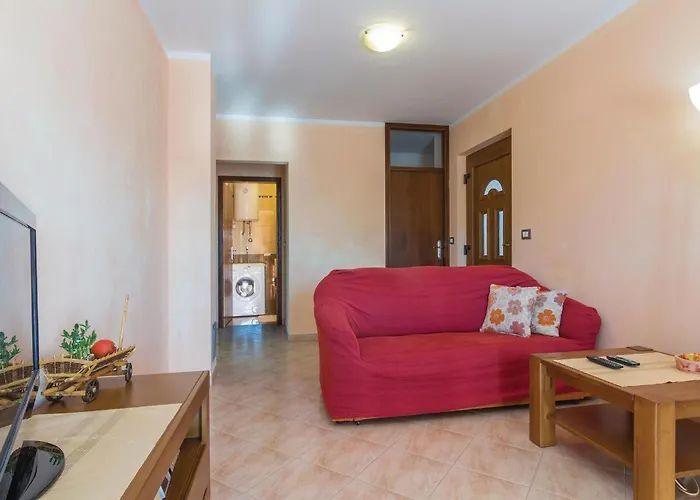 3 Bedroom Cozy In 포레치